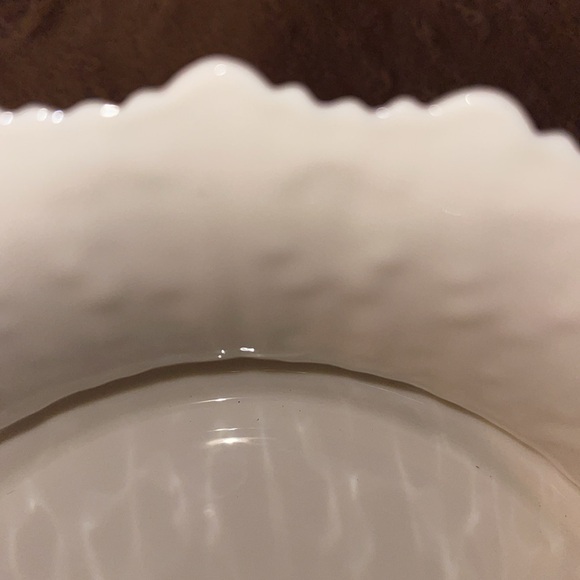 Lennox Woodland Beautiful large serving bowl / centerpiece. Ivory;scalloped edge - Picture 5 of 7